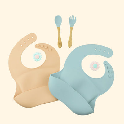 4 artículo suave del silicón de los botones BPA del bebé de la prenda impermeable libre del babero ajustable