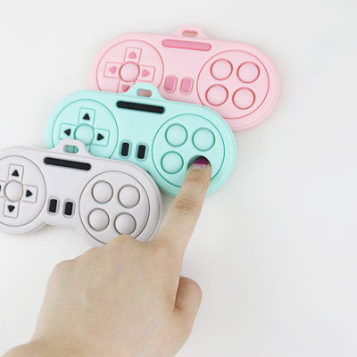 Productos el echar los dientes del bebé - juguetes lindos de encargo de los teethers del silicón de la forma del regulador del jugador de la historieta de los diversos colores lavables