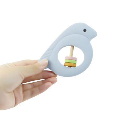 Traqueteo del bebé del silicón de la forma del pájaro con el material amistoso de Eco del multicolor