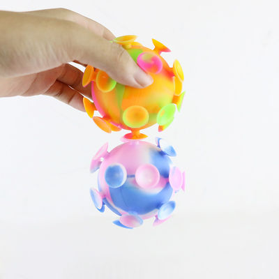 El silicón coloreado multi del bebé juega la bola de la ventosa para los niños va de fiesta