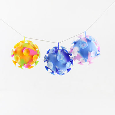 El silicón coloreado multi del bebé juega la bola de la ventosa para los niños va de fiesta