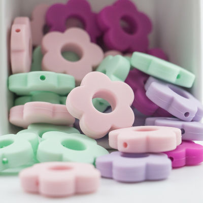 La gota los 4.5cm de la dentición del silicón de los agujeros de la flor para el clip del pacificador de DIY mastica el collar