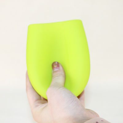 La taza BPA del agua del silicón del color de Panton no libera ninguna manija ninguna tapa para la cerveza del vino