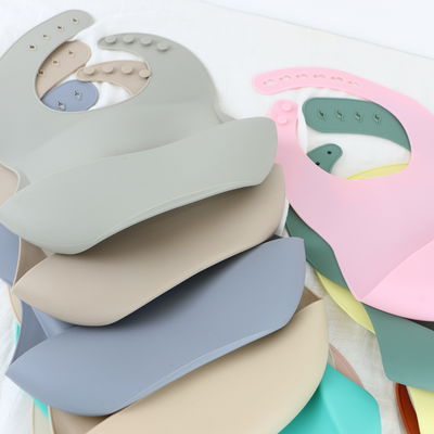Artículo personalizado del babero del bebé del silicón para la alimentación del bebé