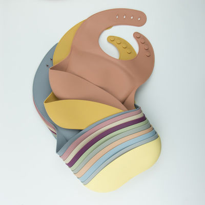 4 artículo suave del silicón de los botones BPA del bebé de la prenda impermeable libre del babero ajustable