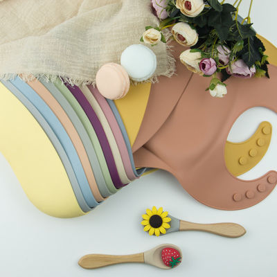 4 artículo suave del silicón de los botones BPA del bebé de la prenda impermeable libre del babero ajustable