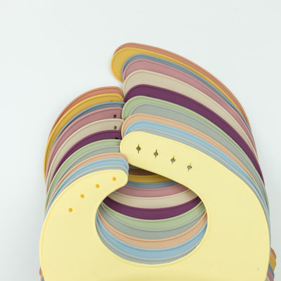 4 artículo suave del silicón de los botones BPA del bebé de la prenda impermeable libre del babero ajustable