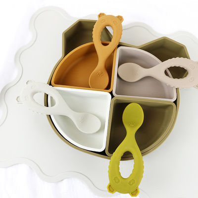 Forma irregular antideslizante de la estera de lugar del silicón de los niños de la categoría alimenticia para la estera de tabla de alimentación del bebé