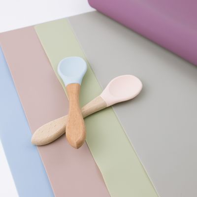 Estera de lugar libre del silicón de los niños del resbalón de BPA no colorida con la estera modificada para requisitos particulares del escritorio de la estera de tabla del logotipo