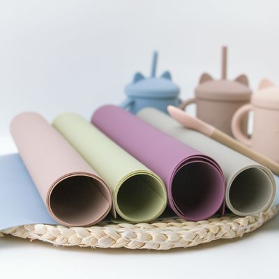Estera de lugar libre del silicón de los niños del resbalón de BPA no colorida con la estera modificada para requisitos particulares del escritorio de la estera de tabla del logotipo