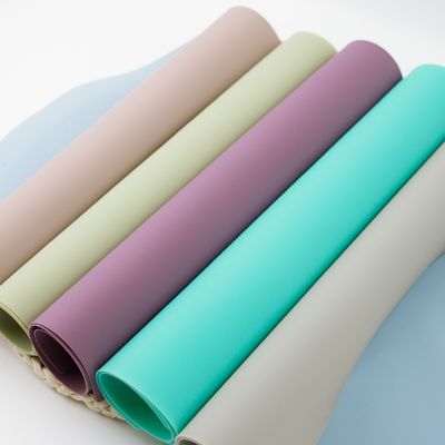 Estera de lugar libre del silicón de los niños del resbalón de BPA no colorida con la estera modificada para requisitos particulares del escritorio de la estera de tabla del logotipo
