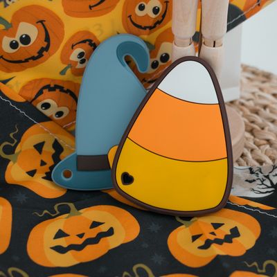 Bebé Teether del silicón del sombrero de las brujas de Halloween colorido para el dolor el echar los dientes que calma