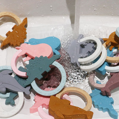 Forma de Teether Toy With Penguin Unicorn Raccoon del bebé del silicón de la historieta