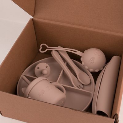Paquete de caja personalizado para niños pequeños Silicone Set de vajilla con copa plato tazón cuchara de horquilla bib