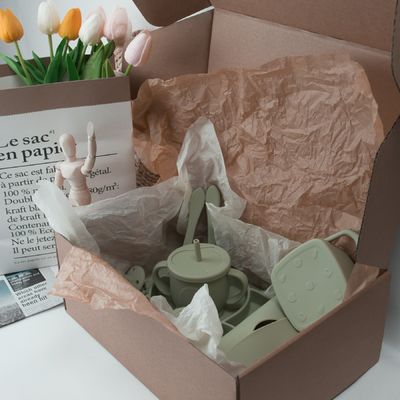 Paquete de caja personalizado para niños pequeños Silicone Set de vajilla con copa plato tazón cuchara de horquilla bib