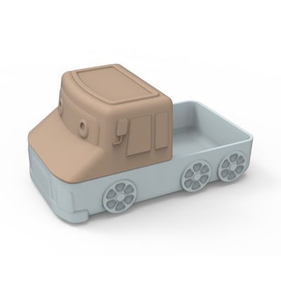 El coche lindo de la placa de la succión del silicón de la historieta forma para el bebé que come la comida