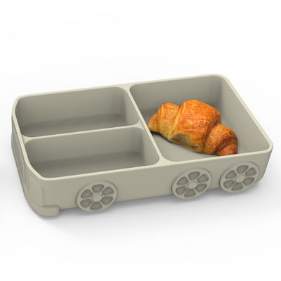 El coche lindo de la placa de la succión del silicón de la historieta forma para el bebé que come la comida