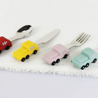 Cuchara de acero inoxidable del bebé del niño con la manija del silicón de la forma del coche