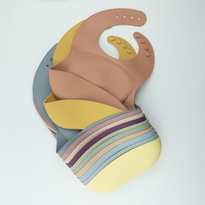 Babero personalizado suave libre del silicón de BPA, baberos impermeables del colector de la comida del silicón
