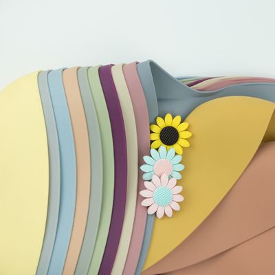 Babero personalizado suave libre del silicón de BPA, baberos impermeables del colector de la comida del silicón