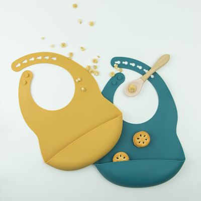 Babero de alimentación BPA del bebé del silicón del niño suavidad libre con el colector de la comida