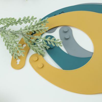 Babero de alimentación BPA del bebé del silicón del niño suavidad libre con el colector de la comida