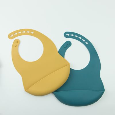 Babero de alimentación BPA del bebé del silicón del niño suavidad libre con el colector de la comida