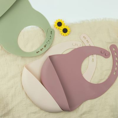 Babero de alimentación BPA del bebé del silicón del niño suavidad libre con el colector de la comida