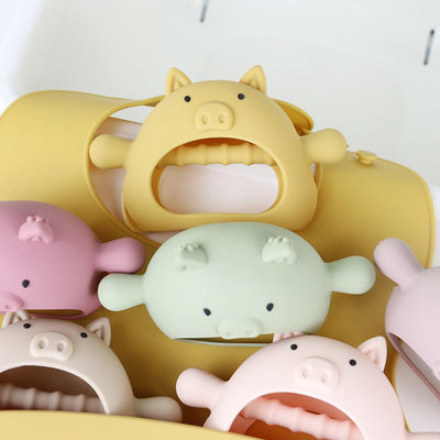 Personalizado Varias formas forma de cerdo agarre de la manija Dientes de silicona para el bebé con varios diseños
