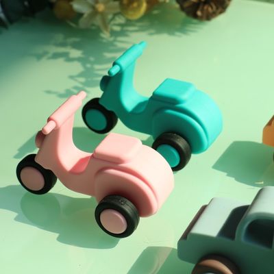 personalizado y al por mayor Juguetes para vehículos de silicona segura para bebés camiones de ambulancias motocicletas juguetes de automóviles