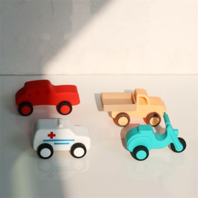 personalizado y al por mayor Juguetes para vehículos de silicona segura para bebés camiones de ambulancias motocicletas juguetes de automóviles