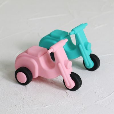 personalizado y al por mayor Juguetes para vehículos de silicona segura para bebés camiones de ambulancias motocicletas juguetes de automóviles