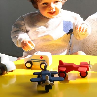 personalizado y al por mayor Juguetes para vehículos de silicona segura para bebés camiones de ambulancias motocicletas juguetes de automóviles