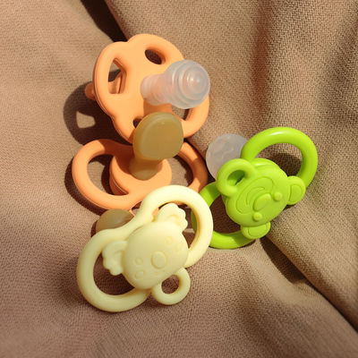 Venta al por mayor de diferentes colores disponibles en stock entrega rápida Bebé libre de BPA Dientes suave para niños suave chupete de silicona
