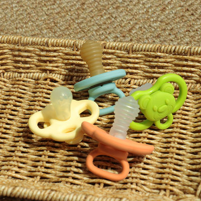 Venta al por mayor de diferentes colores disponibles en stock entrega rápida Bebé libre de BPA Dientes suave para niños suave chupete de silicona