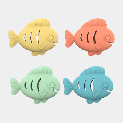 Venta al por mayor colorido BPA Grado alimenticio libre de silicona para mascotas Perros de entrenamiento de pescado Juguetes de forma de pescado Bocadillo de filtración lenta Alimento de silicona Juguetes para peces