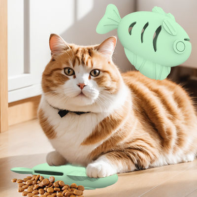Venta al por mayor colorido BPA Grado alimenticio libre de silicona para mascotas Perros de entrenamiento de pescado Juguetes de forma de pescado Bocadillo de filtración lenta Alimento de silicona Juguetes para peces