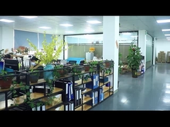 El coche lindo de la placa de la succión del silicón de la historieta forma para el bebé que come la comida